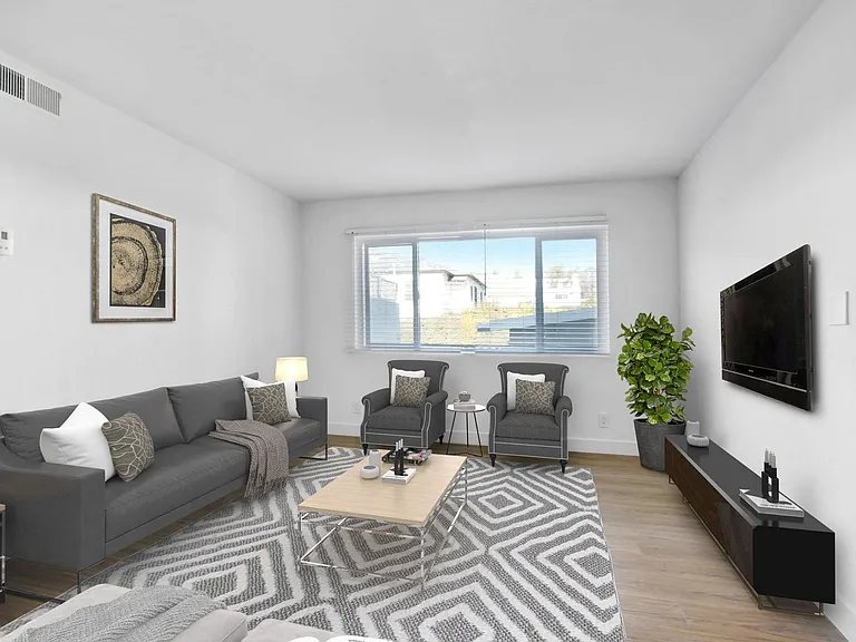 520 Kelton — Photo 7