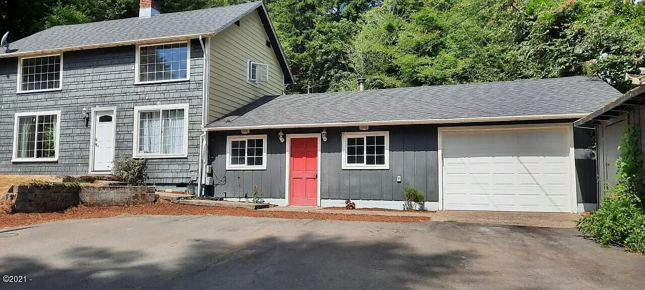 2277 NE Mossy Loop photo 1