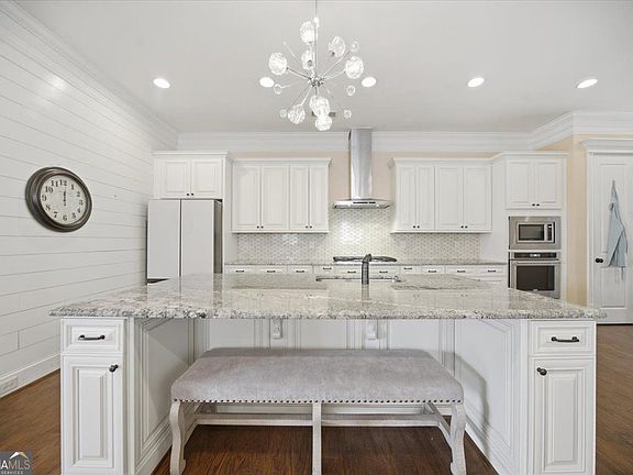 3rd image of 5869 Chickasaw Ln