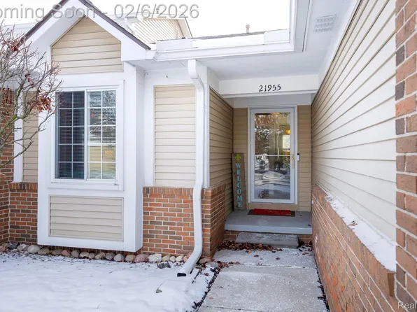 21955 Concord Dr, Brownstown, MI 48193