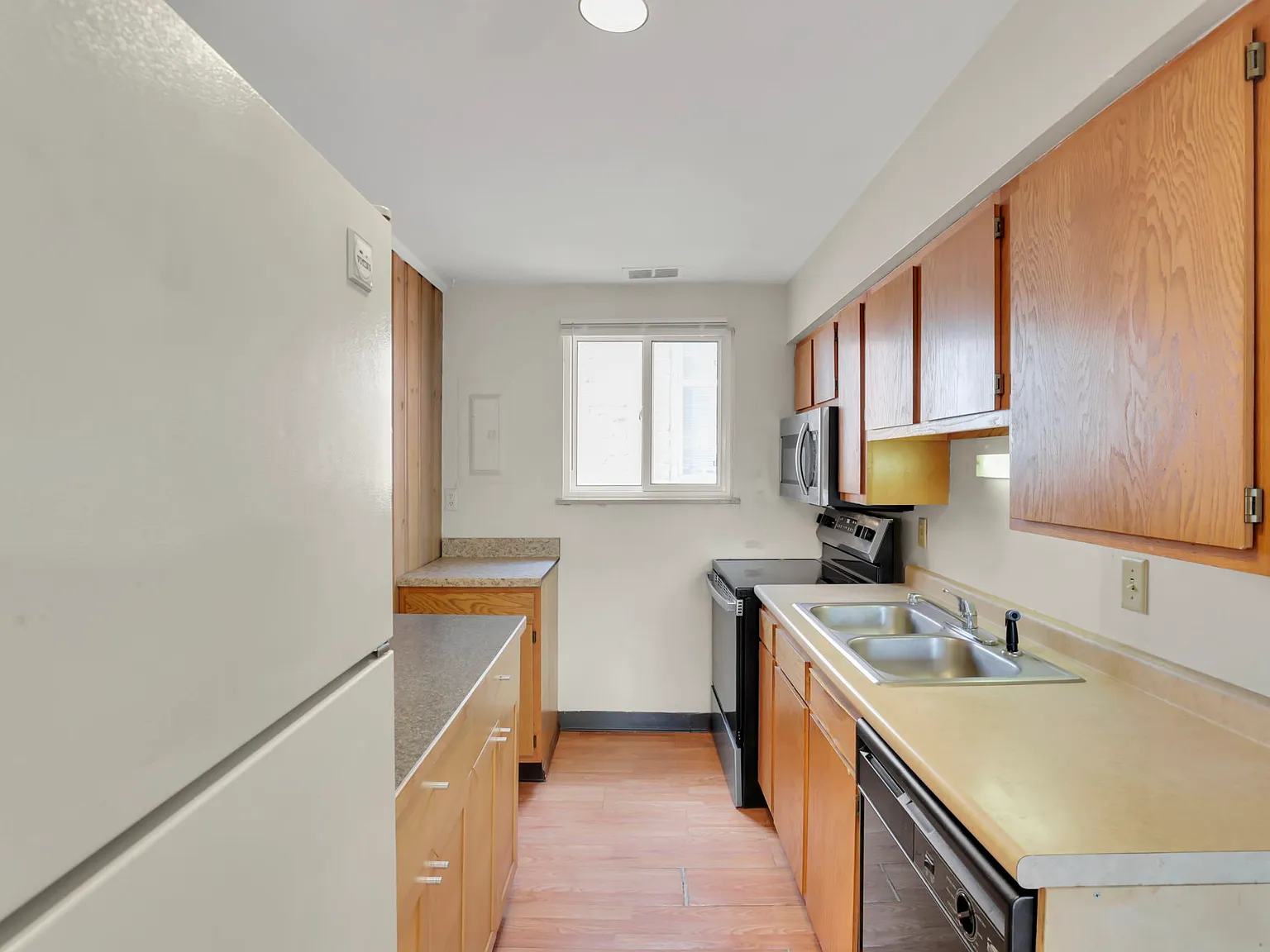 2 bed, 950 sqft, $1,300 — Photo 2