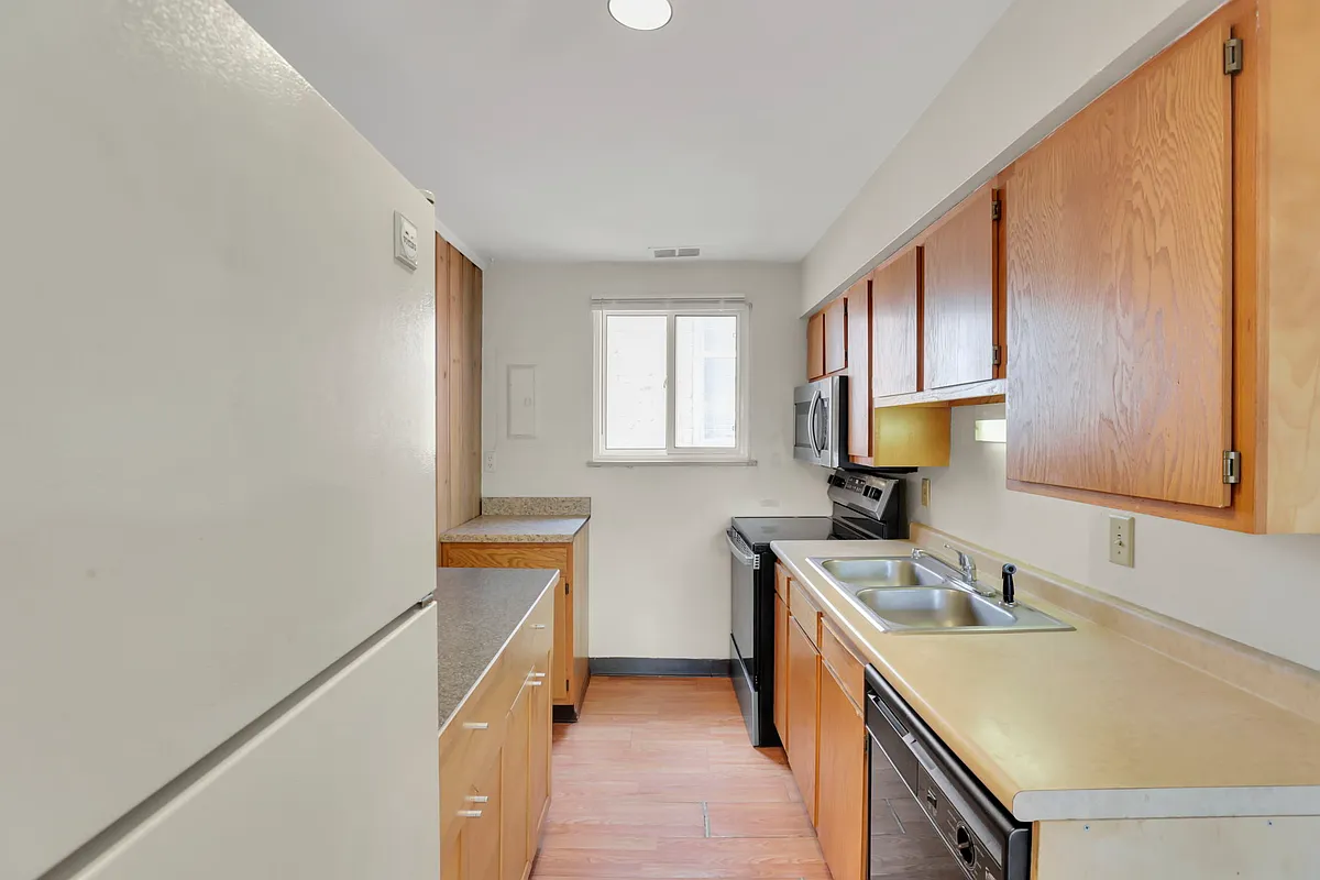 Building Photo - 27 W 8th Ave #H