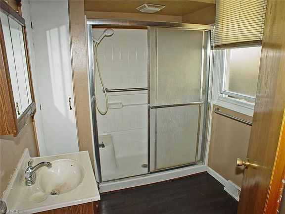 5th image of 572 Virginia Ave