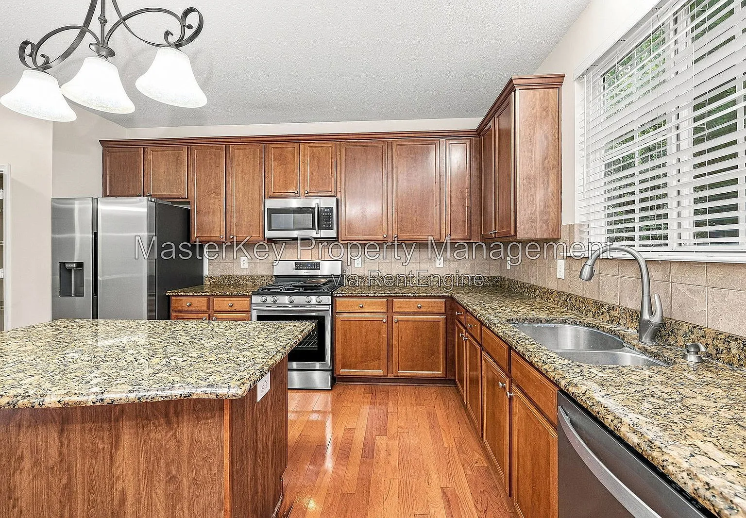 3 bed, 2.5 bath, 2401 sqft, $2,295 — Photo 2