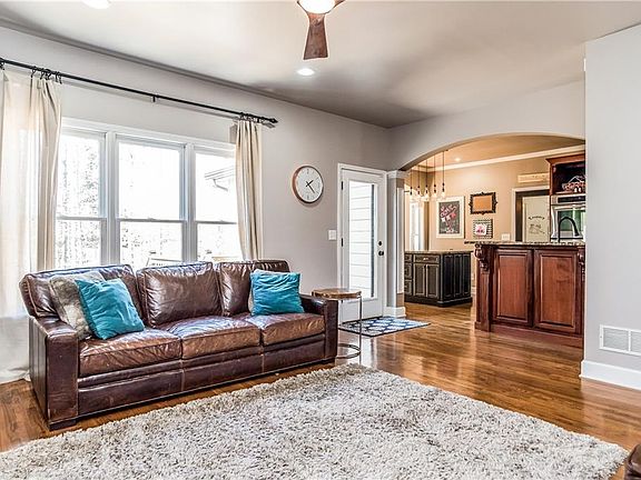 3rd image of 1724 Lake Heights Cir