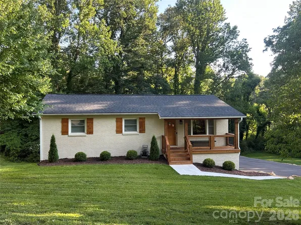10 Oakwood Dr, Weaverville, NC 28787