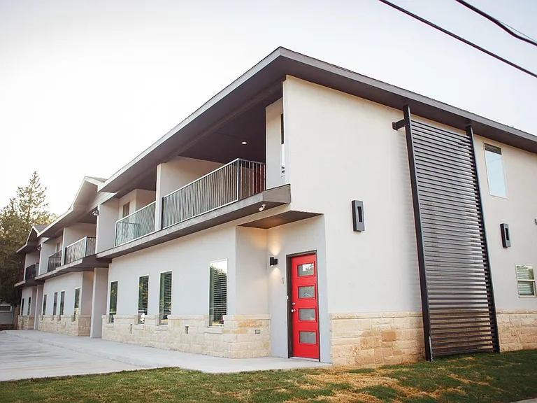 Stunning 4 Bedroom Near Tech — Photo 19