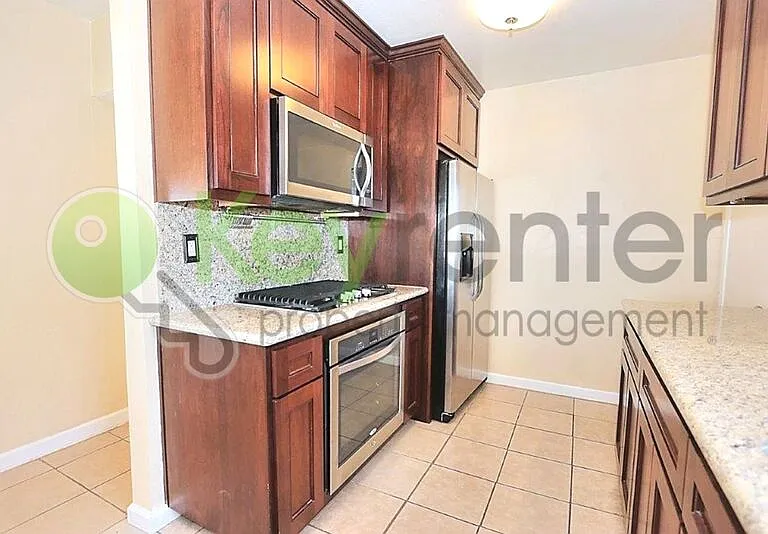 242 Santiago Ave — Photo 5