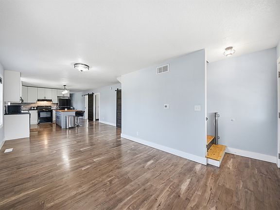 4th image of 667 Perry St