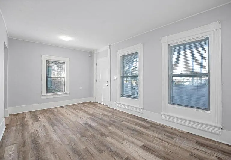 1648 W 36th St #1 — Photo 4