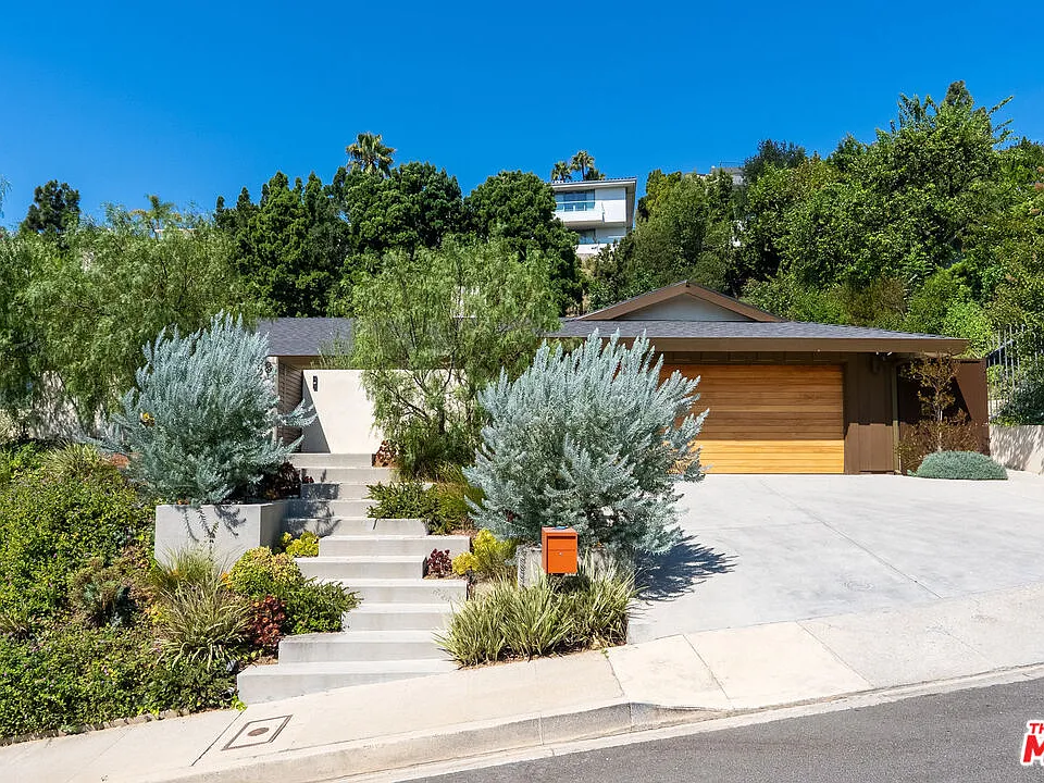 9258 Swallow Dr