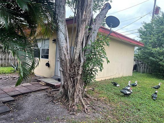3rd image of 1827 N Dixie Hwy