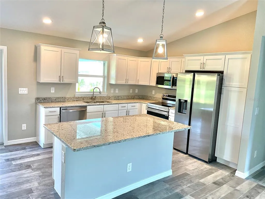 3 bed, 2.0 bath, 1639 sqft, $2,100 — Photo 3