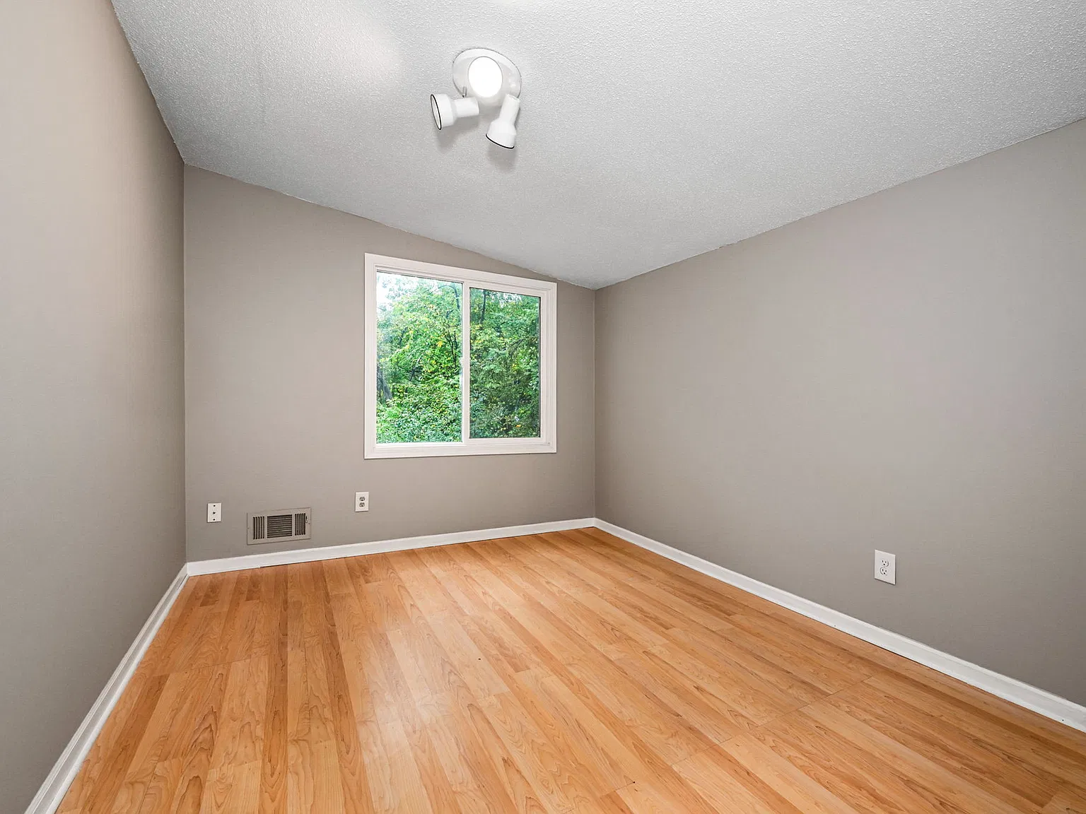 3 bed, 1.5 bath, 1500 sqft, $2,095 — Photo 2