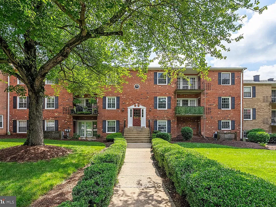 3975 Lyndhurst Dr #103