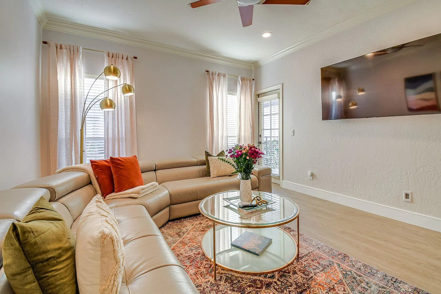 1 bed, 1.0 bath, 775 sqft, $2,736 — Photo 3
