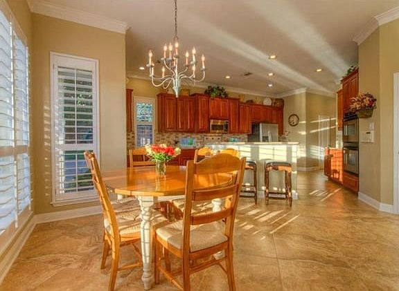 Breakfast Area overlooking Pool