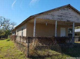 915 7th St, Floresville, TX 78114