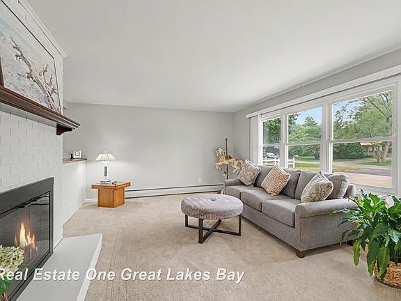 4th image of 2535 E Greendale Dr