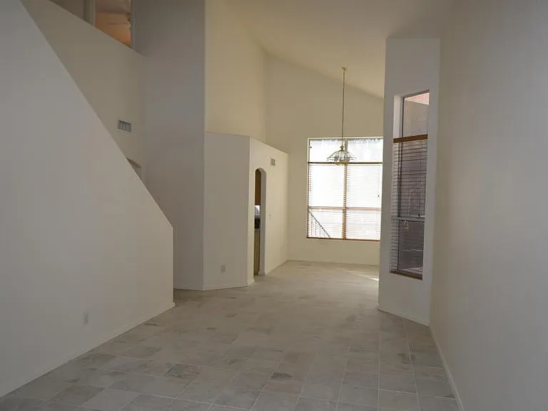 630 N Diane Ct — Photo 2