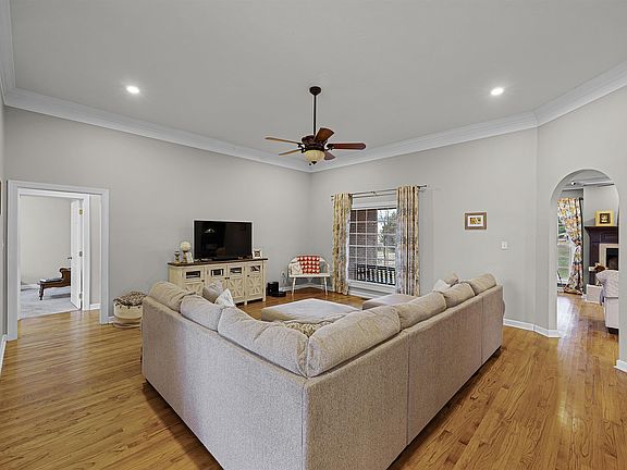 3rd image of 590 Pine Cone Dr