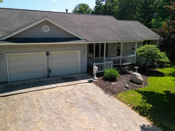 4586 Meadowbrook Ln, Fremont, MI 49412