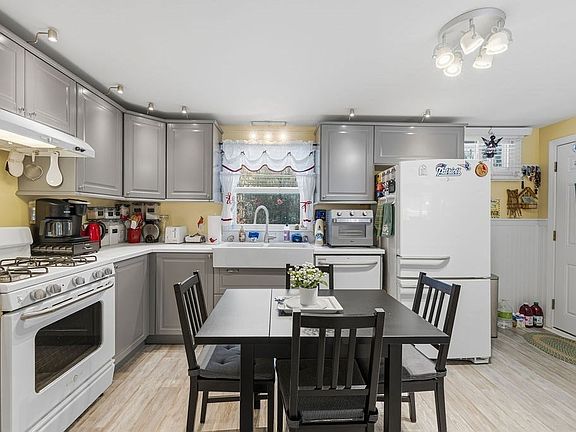 3rd image of 107 Manzella Ct