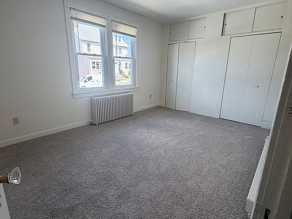 4th image of 302 E Walnut St APT 1