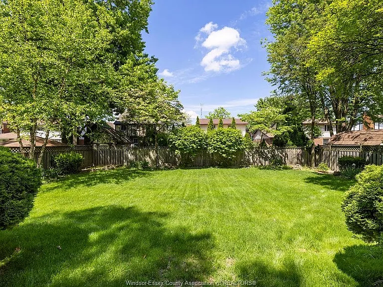 534 Michael Cres — Photo 42