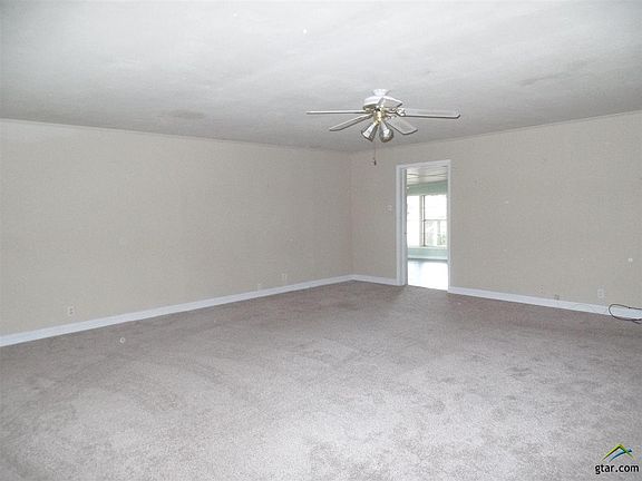 4th image of 302 Toby Ln