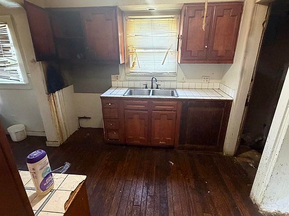 4th image of 3210 Central Dr
