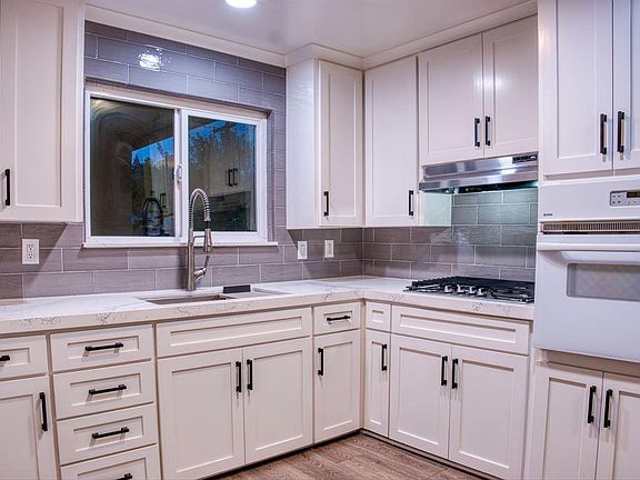 5th image of 1009 E Alexander Ave