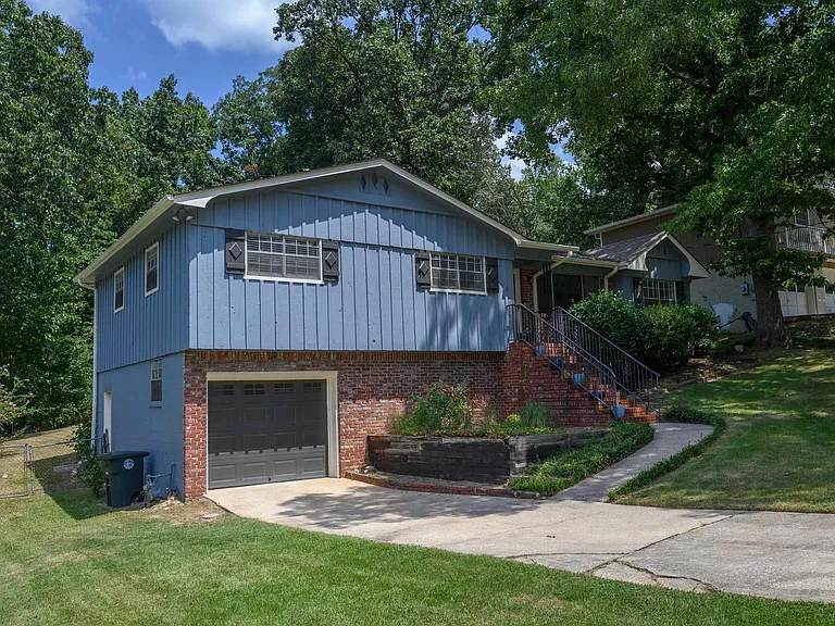 1440 Hickory Ln — Photo 2