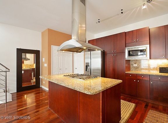 3rd image of 922 N Paulina St #1