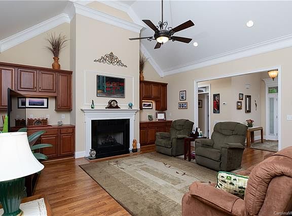4th image of 2038 Balmoral Dr