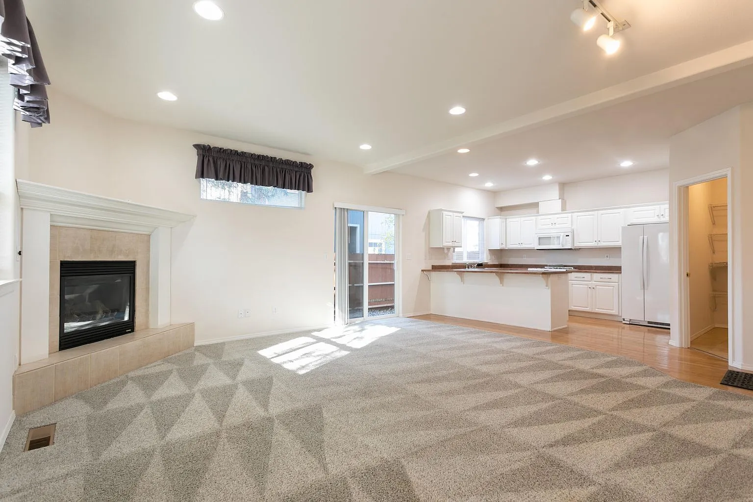 3 bed, 2.5 bath, 1828 sqft, $2,195 — Photo 3