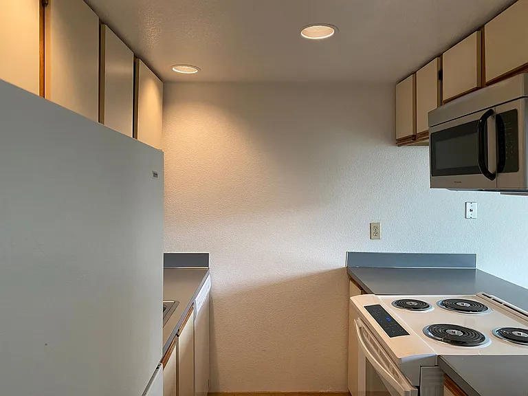 University Court Apartments — Photo 25