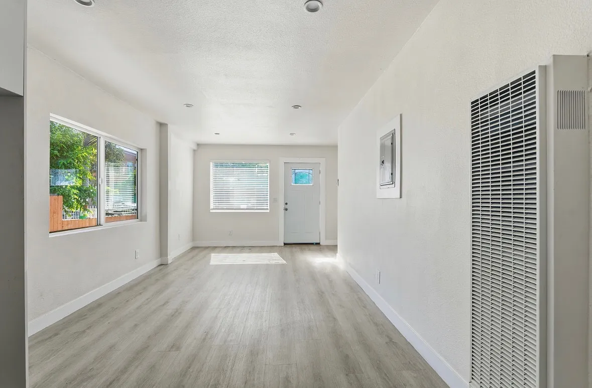 3 bed, 1350 sqft, $3,390 — Photo 2