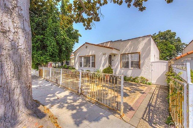 Charming Home with gated front, ideal for any family!