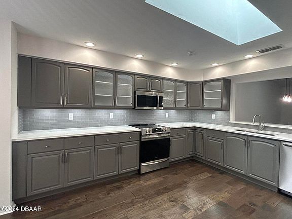 5th image of 130 Deer Lake Cir