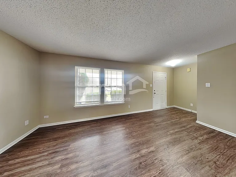 5627 N Plymouth Ct — Photo 7