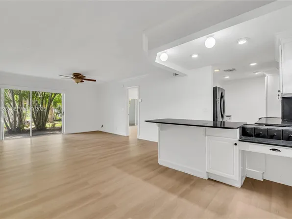 725 Hummingbird Way APT 107, North Palm Beach, FL 33408