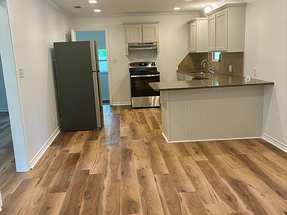 2nd image of 415 Capital St