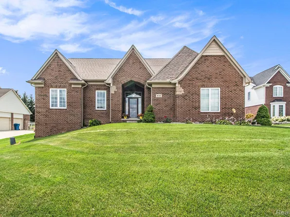 646 Red Bank Dr, White Lake, MI 48386