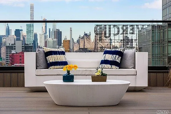 Sold by Chase Global Realty Corp | media 8