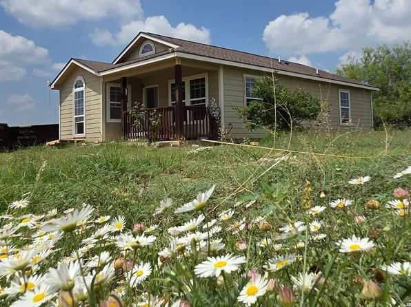 181 County Road 7751, Devine, TX 78016