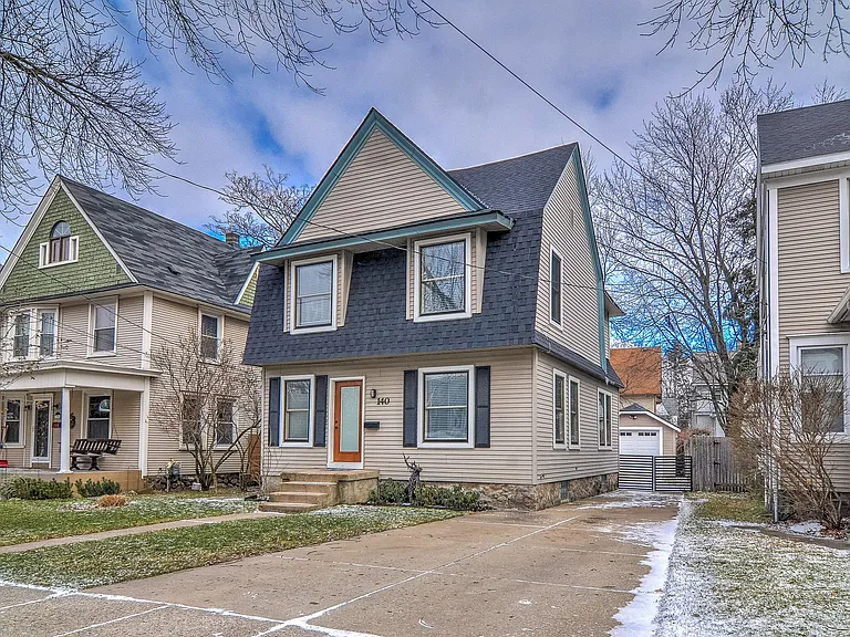 140 Fuller Ave SE — Photo 2