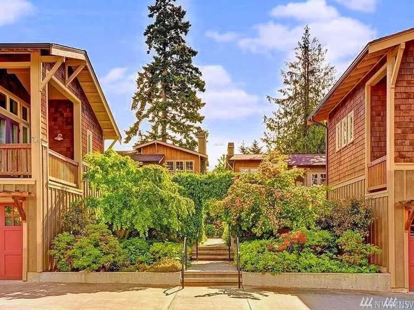 828 Madison Ave N, Bainbridge Island, WA 98110