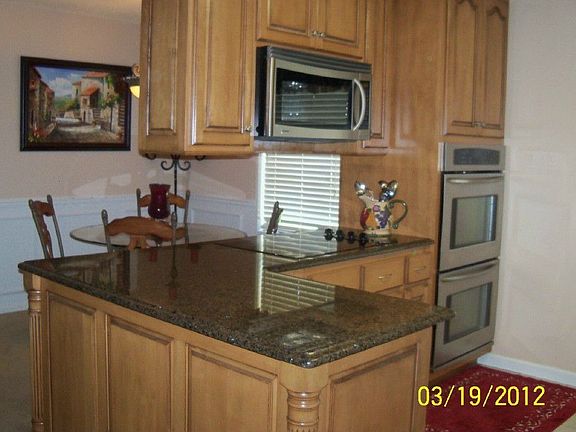 Kitchen & Breakfast Area