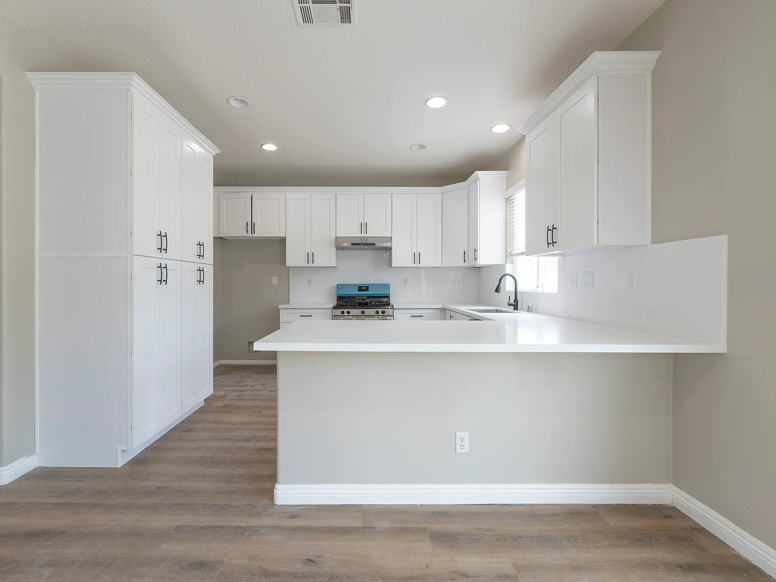 4 bed, 2031 sqft, $3,650 — Photo 2